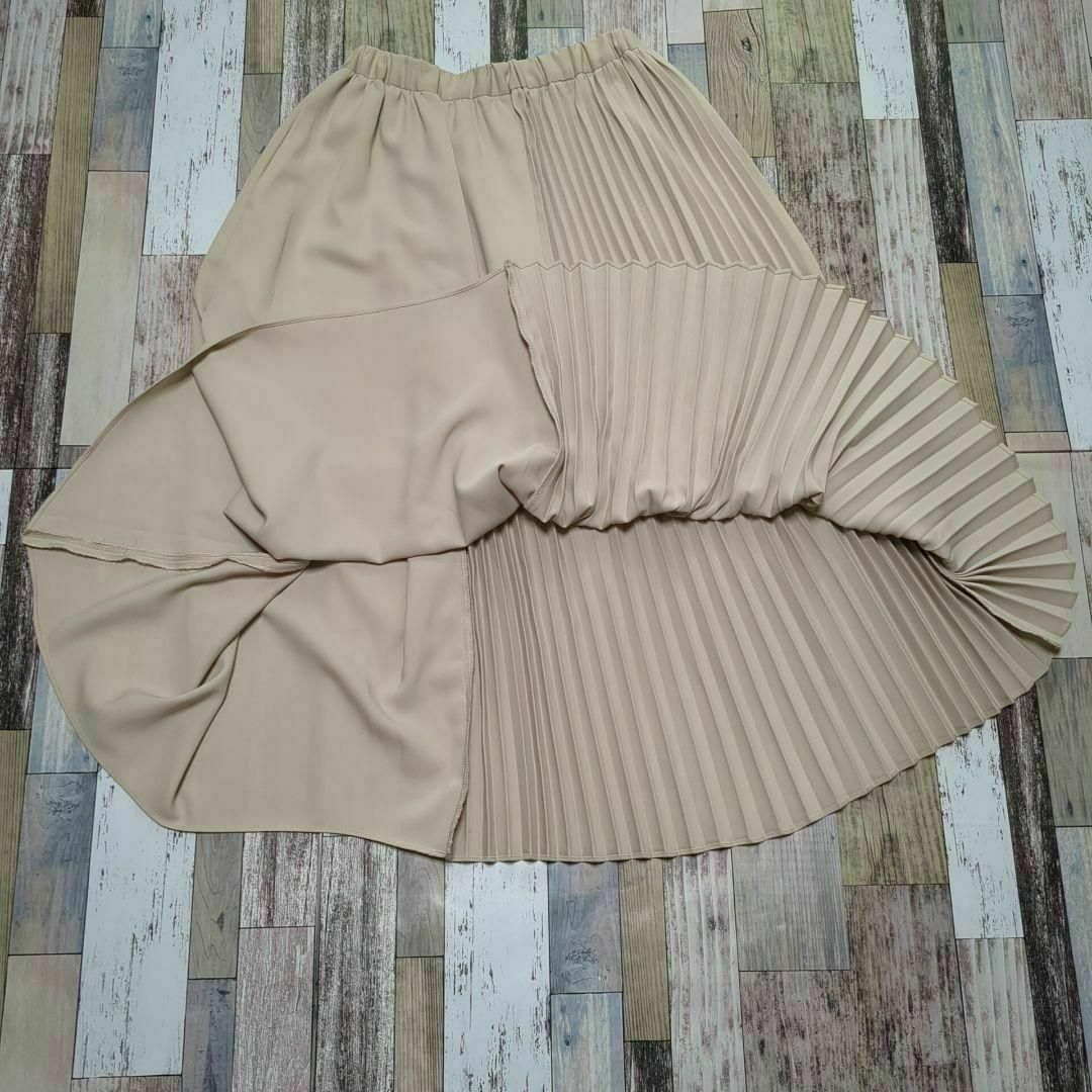 小さいサイズ　アシンメトリー　プリーツロングスカート　ベージュ　36 レディースのスカート(ロングスカート)の商品写真