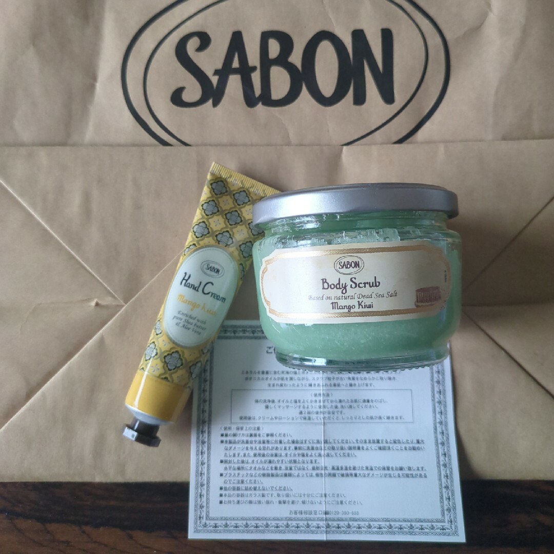 SABON(サボン)の新品未使用 SABON ボディスクラブ&ハンドクリーム　マンゴーキウイの香り コスメ/美容のボディケア(ボディスクラブ)の商品写真