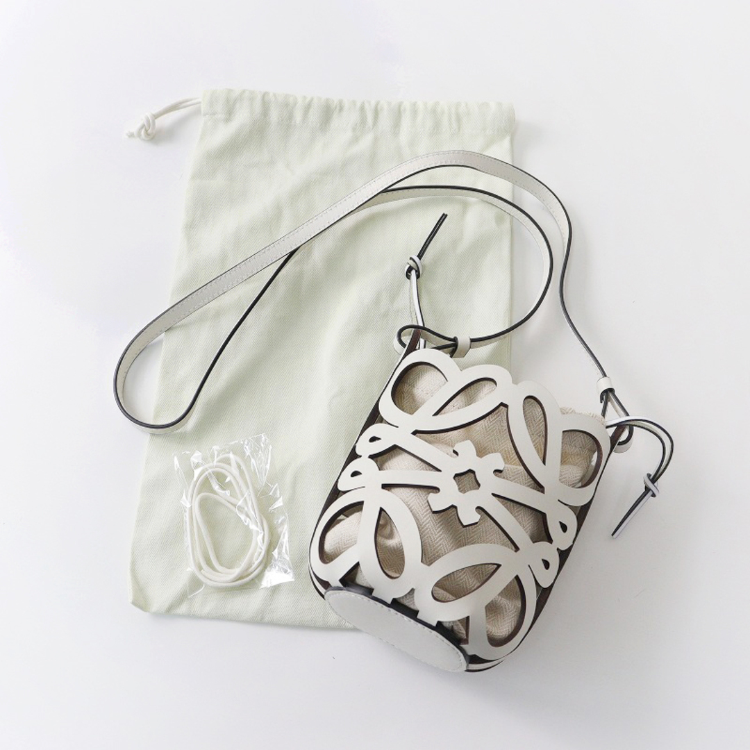 美品 ロエベ LOEWE アナグラムカットアウト ポケット ショルダー 美品 ロエベ LOEWE アナグラムカットアウト ポケット ショルダー