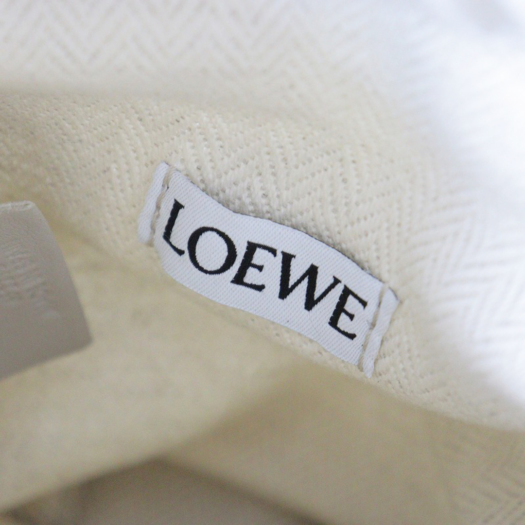 LOEWE(ロエベ)の美品 ロエベ LOEWE アナグラムカットアウト ポケット ショルダーバッグ/オフホワイト エクリュ カーフスキン レザー 【2400013840590】 レディースのバッグ(ショルダーバッグ)の商品写真