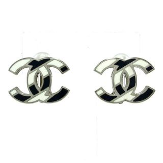 シャネル(CHANEL)のCHANEL(シャネル) イヤリング ココマーク 金属素材 シルバー×黒×白 斜めストライプ(イヤリング)