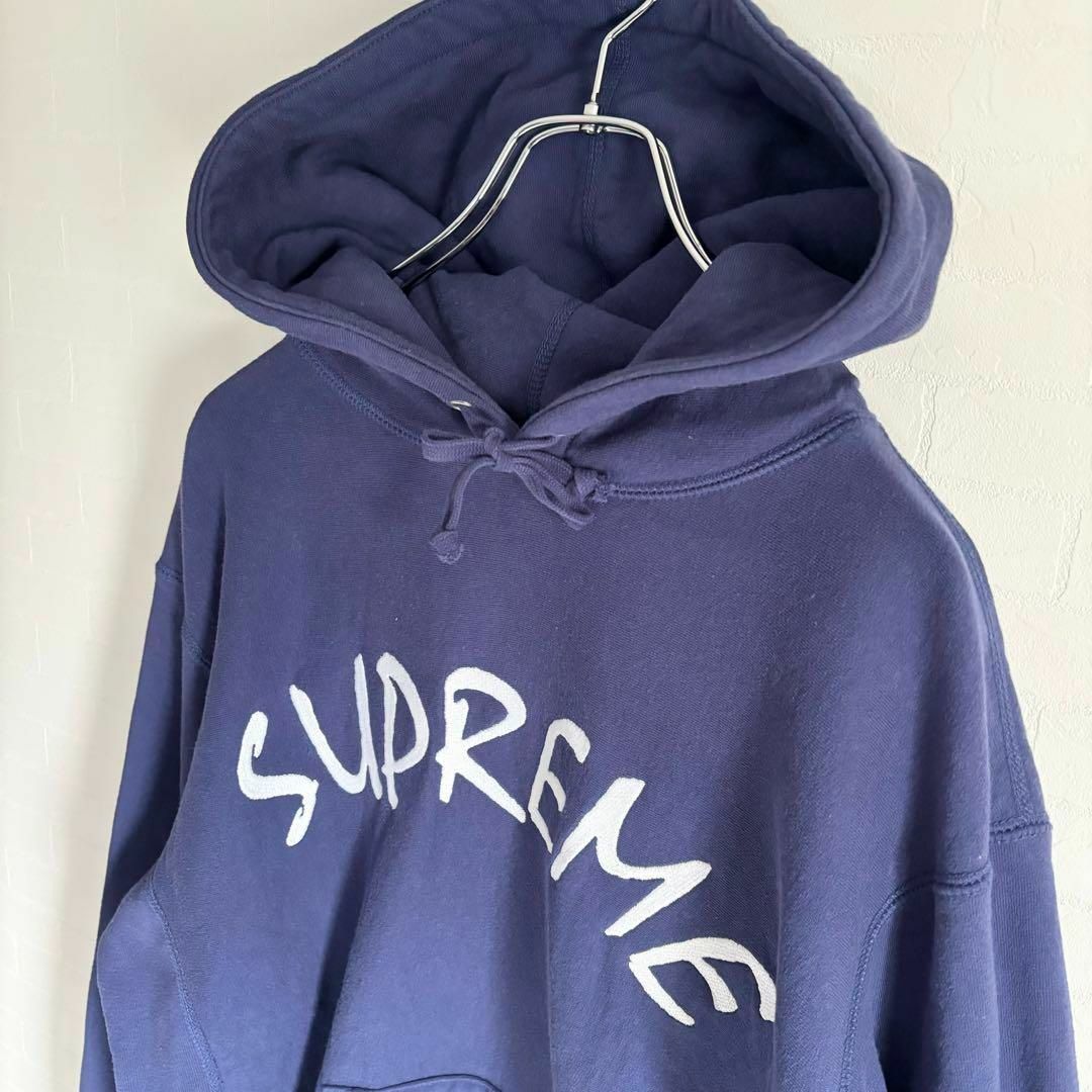 Supreme(シュプリーム)の【美品】supremeシュプリーム プルオーバーパーカー アーチロゴ 刺繍ロゴ メンズのトップス(パーカー)の商品写真