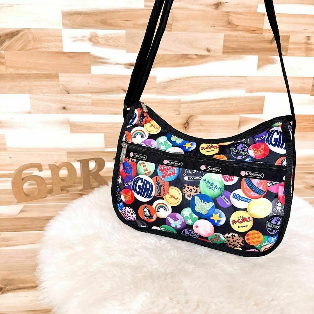 LeSportsac(レスポートサック)の美品【レスポートサック×エックスガール】限定コラボ ショルダーバッグ 缶バッチ黒 レディースのバッグ(ショルダーバッグ)の商品写真