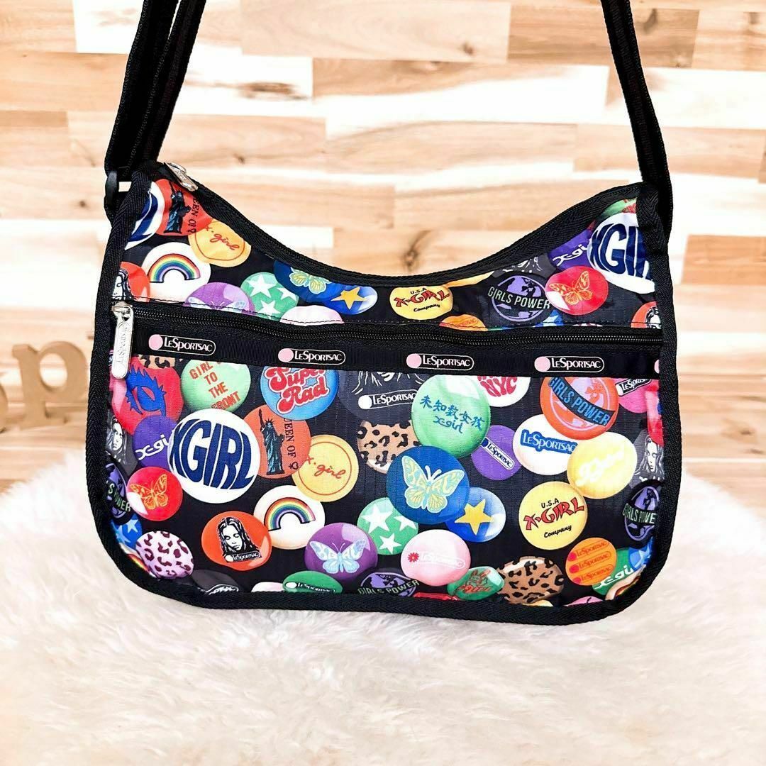 LeSportsac(レスポートサック)の美品【レスポートサック×エックスガール】限定コラボ ショルダーバッグ 缶バッチ黒 レディースのバッグ(ショルダーバッグ)の商品写真