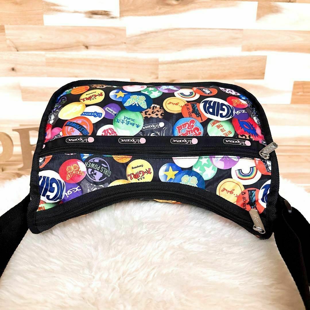 LeSportsac(レスポートサック)の美品【レスポートサック×エックスガール】限定コラボ ショルダーバッグ 缶バッチ黒 レディースのバッグ(ショルダーバッグ)の商品写真