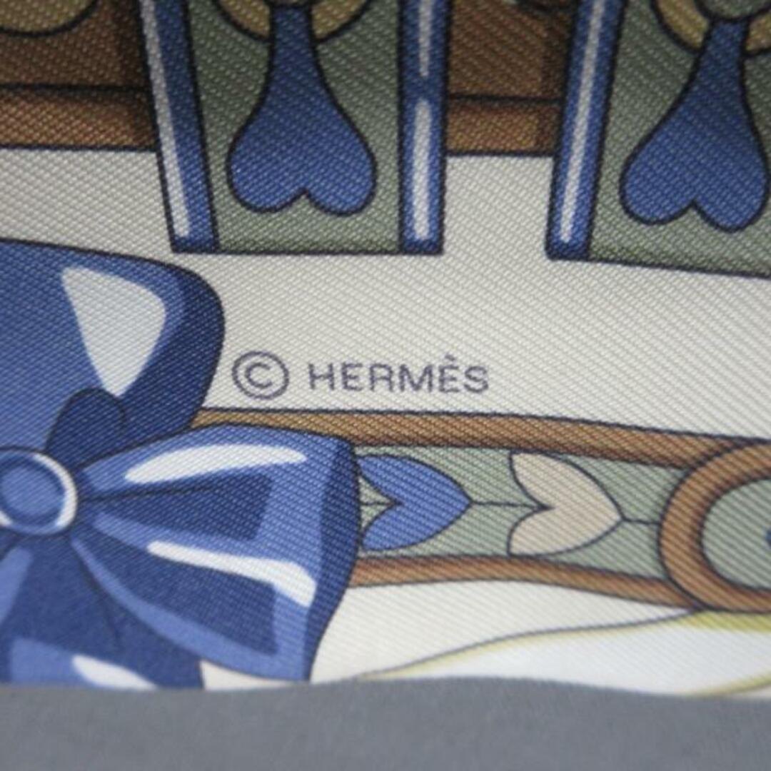 Hermes(エルメス)のHERMES(エルメス) スカーフ新品同様  ツイリー クレーム×ブルー・ジーン×ヴェール・アマンド Harnais de Coeur/アルネ・ドゥ・クール レディースのファッション小物(バンダナ/スカーフ)の商品写真