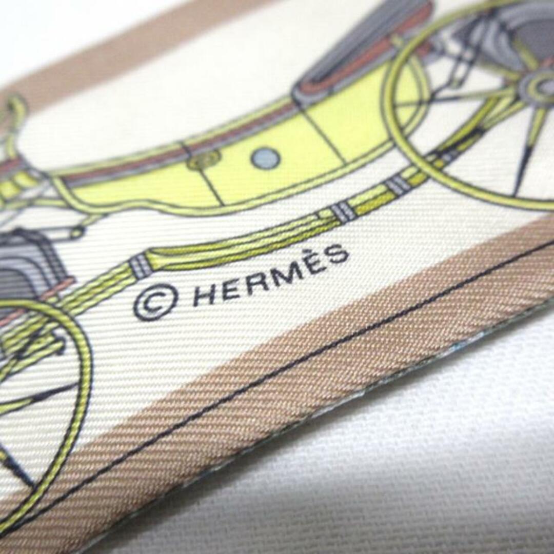 Hermes(エルメス)のHERMES(エルメス) スカーフ美品  ツイリー ヴェール・アマンド×ブルー・グラシエ×ベージュ Les Voitures Nouvelles/馬車の変遷/チェック柄 レディースのファッション小物(バンダナ/スカーフ)の商品写真