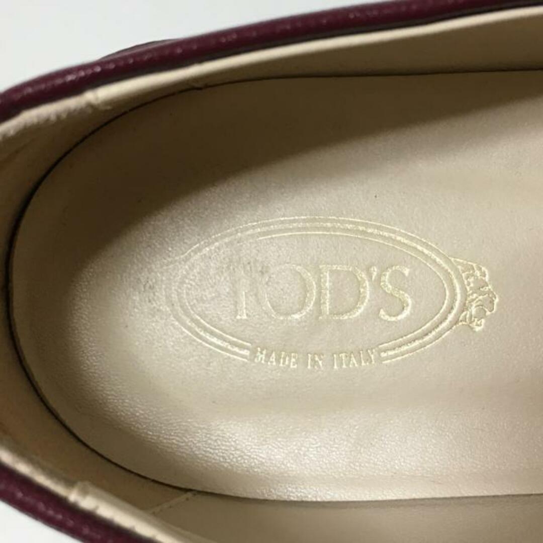 TOD'S(トッズ)のTOD'S(トッズ) ローファー 38 レディース - ボルドー Tチェーン/アウトソール張替済 レザー レディースの靴/シューズ(ローファー/革靴)の商品写真