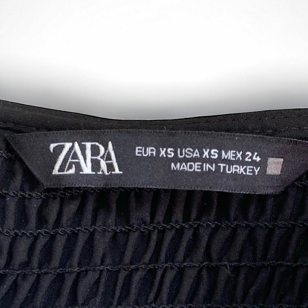 ZARA(ザラ)の美品　ZARA ザラ　フリル プリーツ ブラウス　XS　半袖 パフスリーブ　白黒 レディースのトップス(シャツ/ブラウス(半袖/袖なし))の商品写真