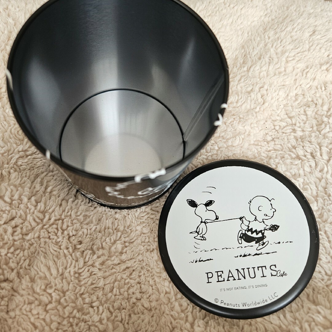 SNOOPY(スヌーピー)のSNOOPY　スヌーピーカフェ　缶空き容器　お菓子の缶　スヌーピー エンタメ/ホビーのおもちゃ/ぬいぐるみ(キャラクターグッズ)の商品写真