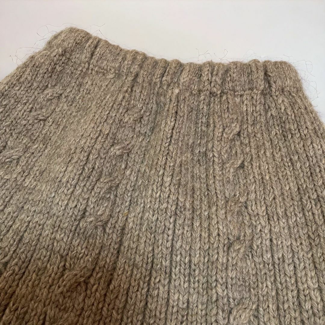 肉厚 ケーブル編み ニット ひざ丈スカート S〜M　手編み レディースのスカート(ひざ丈スカート)の商品写真