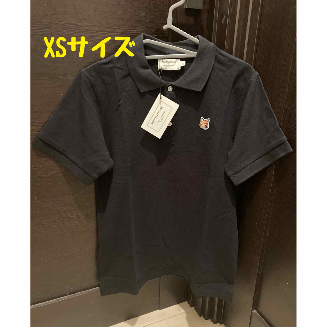 MAISON KITSUNE'(メゾンキツネ)の新品　メゾンキツネ   ポロシャツ　XSサイズ　ブラック　男女兼用　黒 レディースのトップス(ポロシャツ)の商品写真