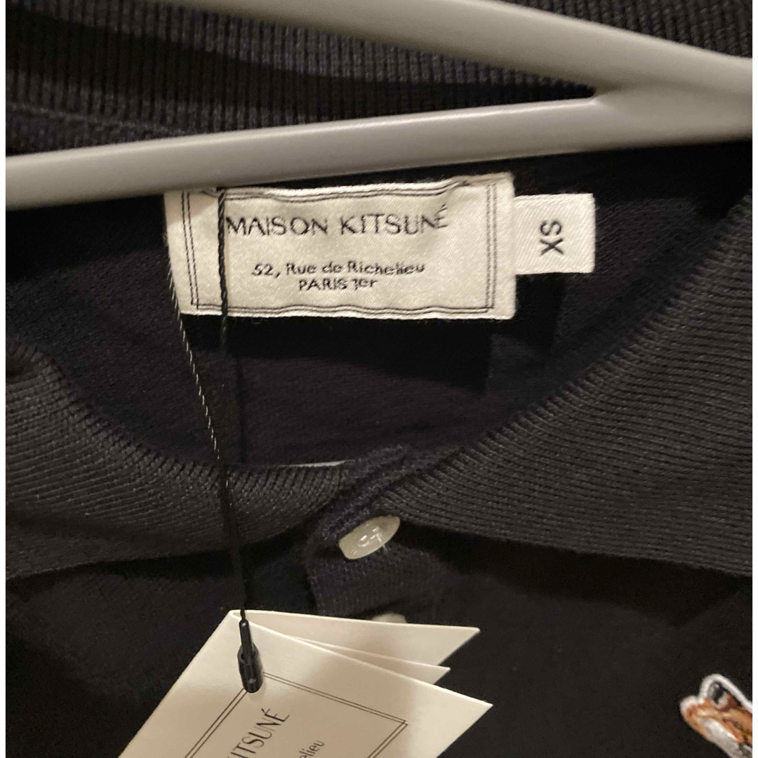 MAISON KITSUNE'(メゾンキツネ)の新品　メゾンキツネ   ポロシャツ　XSサイズ　ブラック　男女兼用　黒 レディースのトップス(ポロシャツ)の商品写真