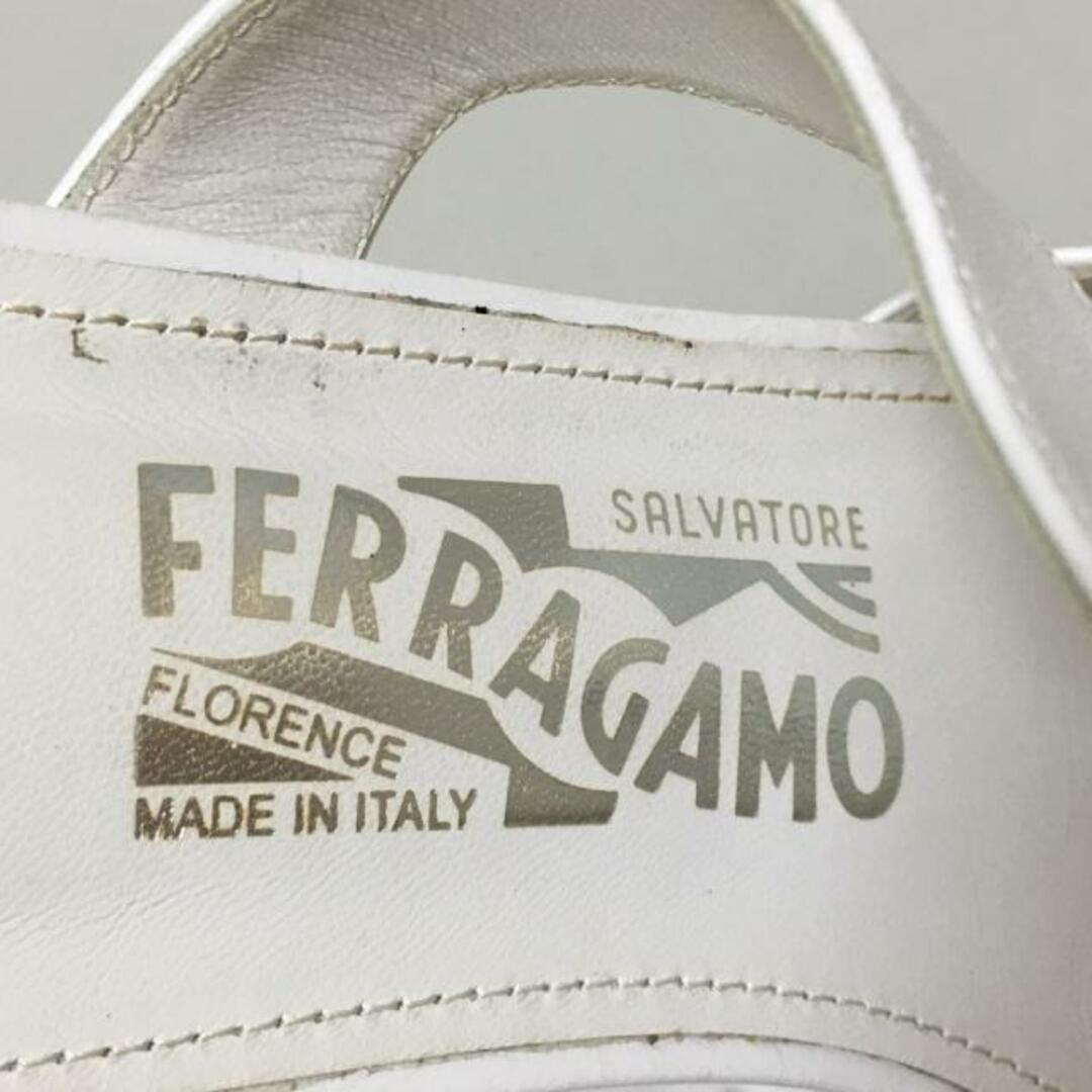 Salvatore Ferragamo(サルヴァトーレフェラガモ)のSalvatoreFerragamo(サルバトーレフェラガモ) ミュール 6D レディース - 白 ヴァラ レザー レディースの靴/シューズ(ミュール)の商品写真