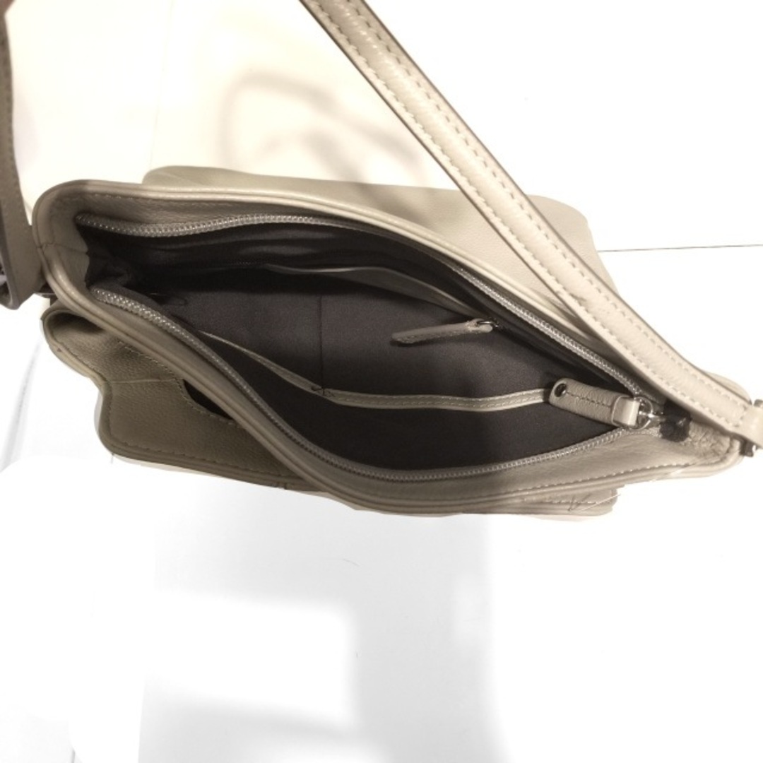 Calvin Klein(カルバンクライン)のCalvinKlein(カルバンクライン) ショルダーバッグ - アイボリー レザー レディースのバッグ(ショルダーバッグ)の商品写真