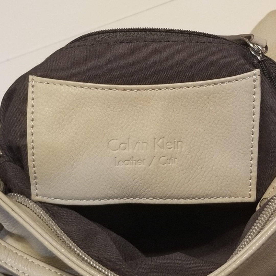 Calvin Klein(カルバンクライン)のCalvinKlein(カルバンクライン) ショルダーバッグ - アイボリー レザー レディースのバッグ(ショルダーバッグ)の商品写真