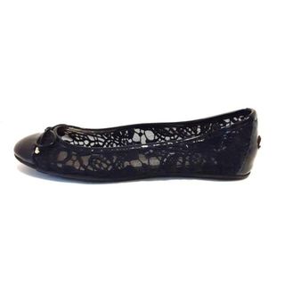 ジミーチュウ(JIMMY CHOO)のJIMMY CHOO(ジミーチュウ) フラットシューズ 36 1/2 レディース - 黒 リボン/レース エナメル（レザー）×化学繊維(その他)