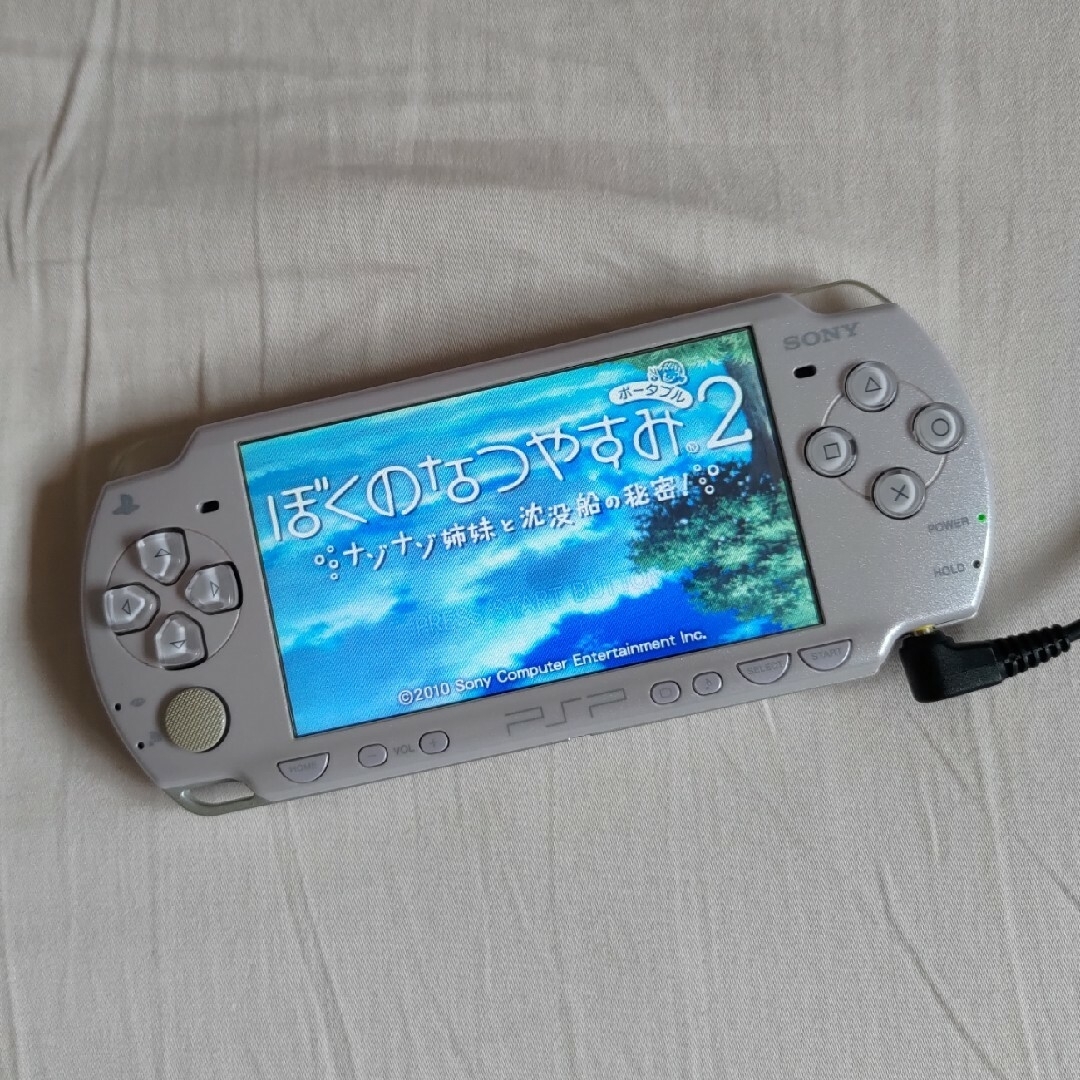 PlayStation Portable(プレイステーションポータブル)のPSP-2000【ジャンク扱い】 エンタメ/ホビーのゲームソフト/ゲーム機本体(携帯用ゲーム機本体)の商品写真