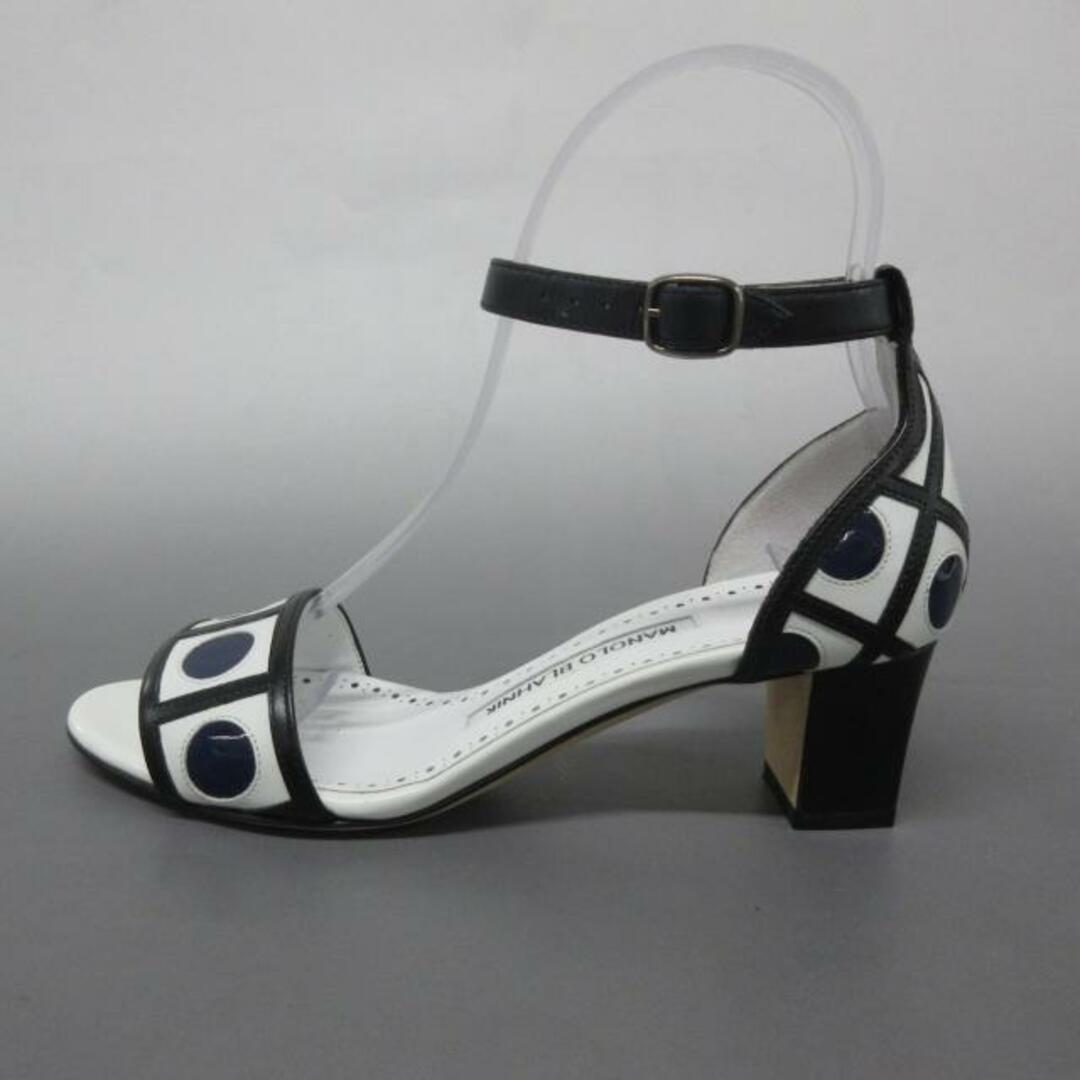 MANOLO BLAHNIK(マノロブラニク)のMANOLO BLAHNIK(マノロブラニク) サンダル 34　1/2 - 黒×白×ダークネイビー レザー×エナメル（レザー） レディースの靴/シューズ(サンダル)の商品写真
