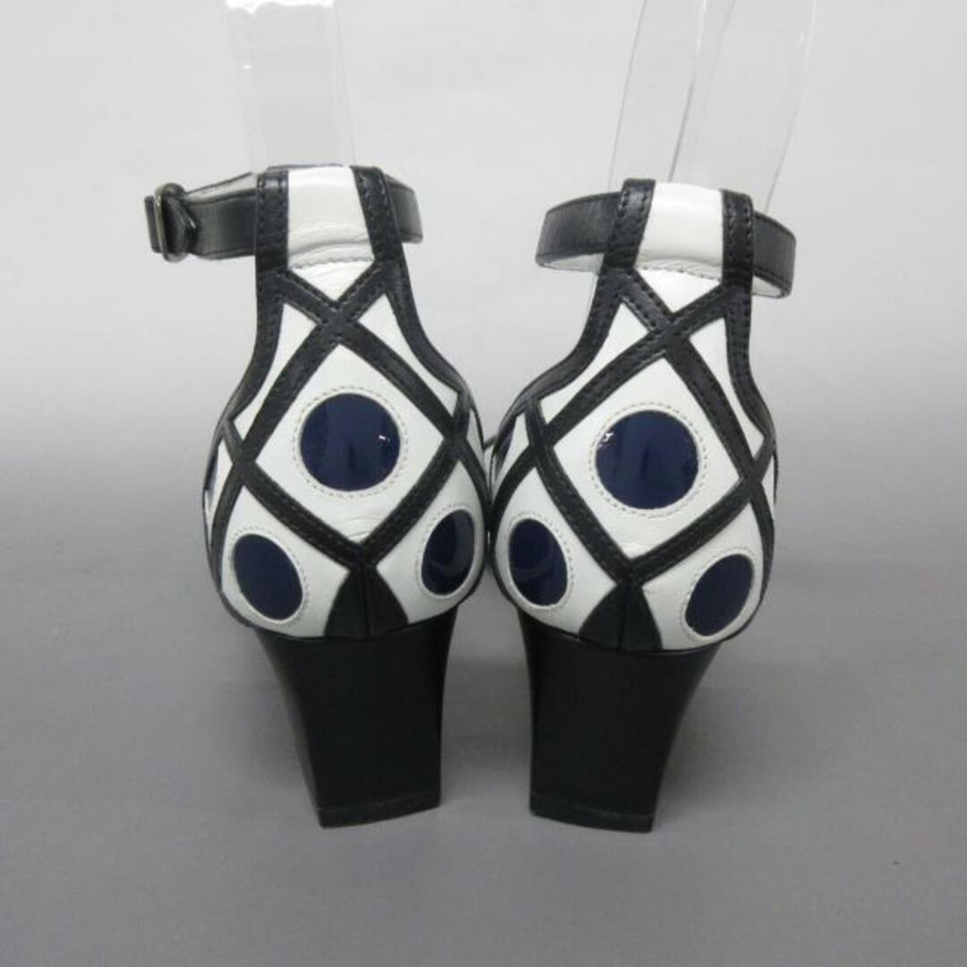 MANOLO BLAHNIK(マノロブラニク)のMANOLO BLAHNIK(マノロブラニク) サンダル 34　1/2 - 黒×白×ダークネイビー レザー×エナメル（レザー） レディースの靴/シューズ(サンダル)の商品写真