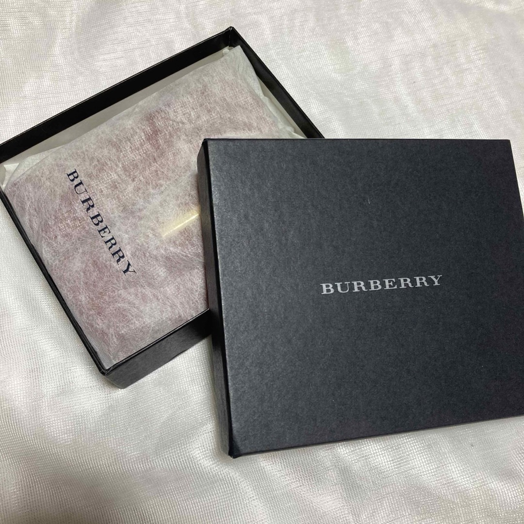 BURBERRY(バーバリー)の新品！　Burberry バーバリー　二つ折り財布　レッド　チェック　レザー レディースのファッション小物(財布)の商品写真