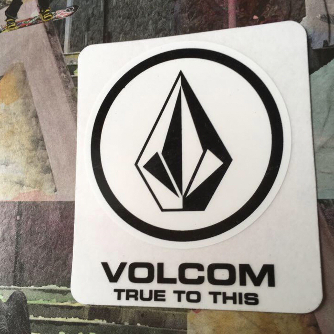 volcom(ボルコム)のVOLCOM ボルコムUS限定 非売品 激レアストーンロゴステッカーラスト2 メンズのファッション小物(その他)の商品写真