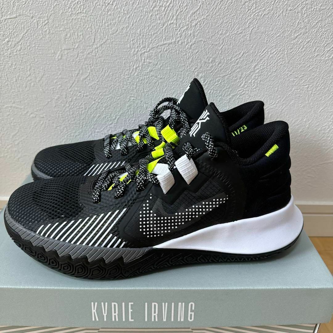 NIKE(ナイキ)の新品　NIKE カイリー フライトラップV EP バスケ　バッシュ　黒　25.5 スポーツ/アウトドアのスポーツ/アウトドア その他(バスケットボール)の商品写真