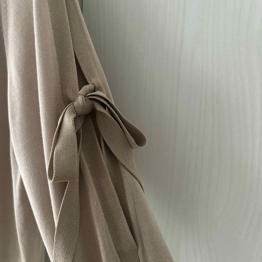 MARILYN MOON(マリリンムーン)のマリリンムーン お袖開き リボン ニット 薄手 ベージュ レディースのトップス(ニット/セーター)の商品写真