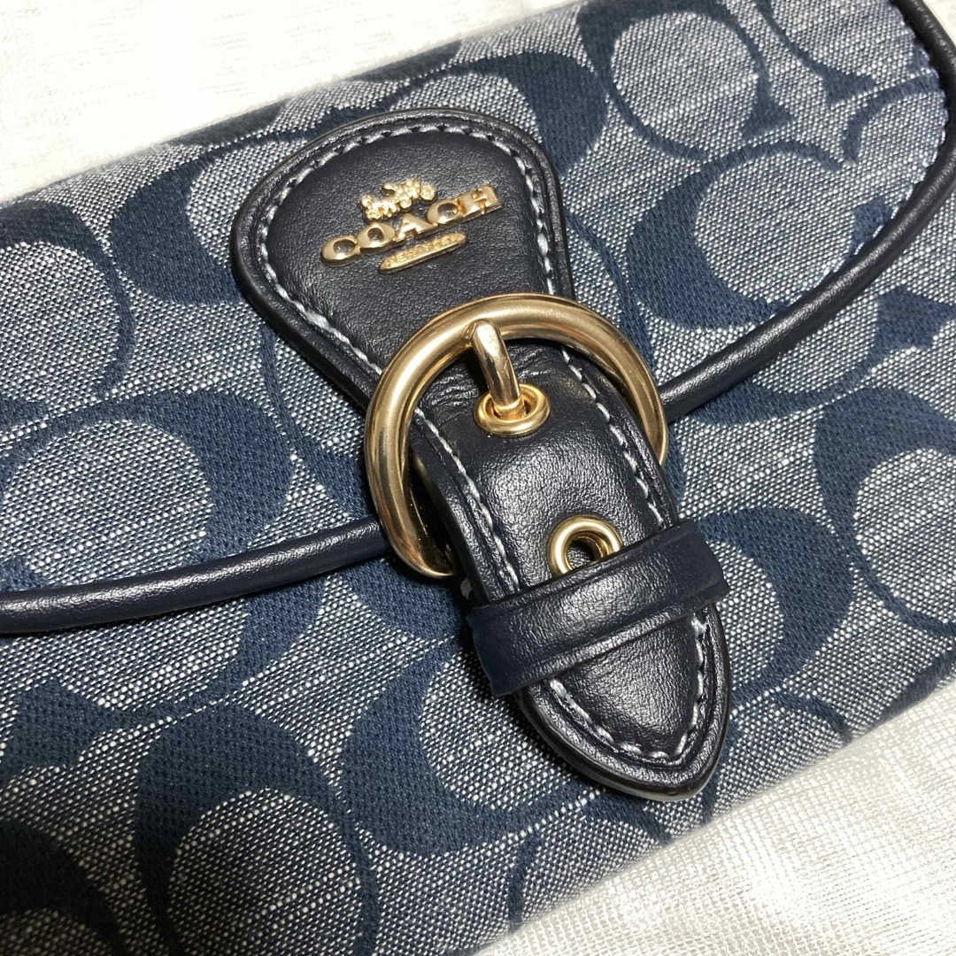 COACH(コーチ)のCOACH コーチ　二つ折り財布　デニム　シグネチャー　ベルト レディースのファッション小物(財布)の商品写真