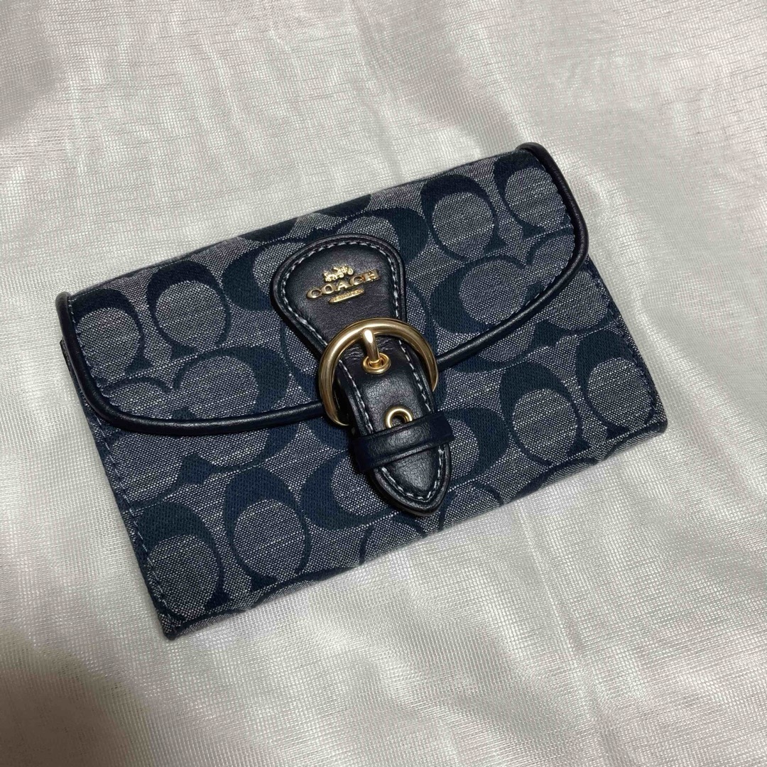 COACH(コーチ)のCOACH コーチ　二つ折り財布　デニム　シグネチャー　ベルト レディースのファッション小物(財布)の商品写真