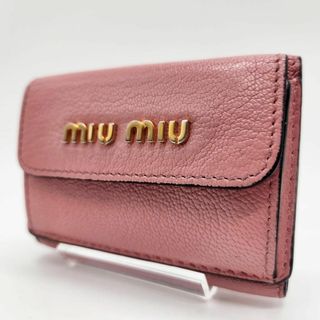 ミュウミュウ(miumiu)のミュウミュウ ミニ財布 マドラス 三つ折り ロゴプレート 本革 くすみピンク(財布)