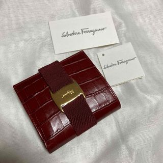 フェラガモ(Ferragamo)の未使用！　フェラガモ　二つ折り財布　クロコ　ヴァラリボン　がま口　レッド(財布)