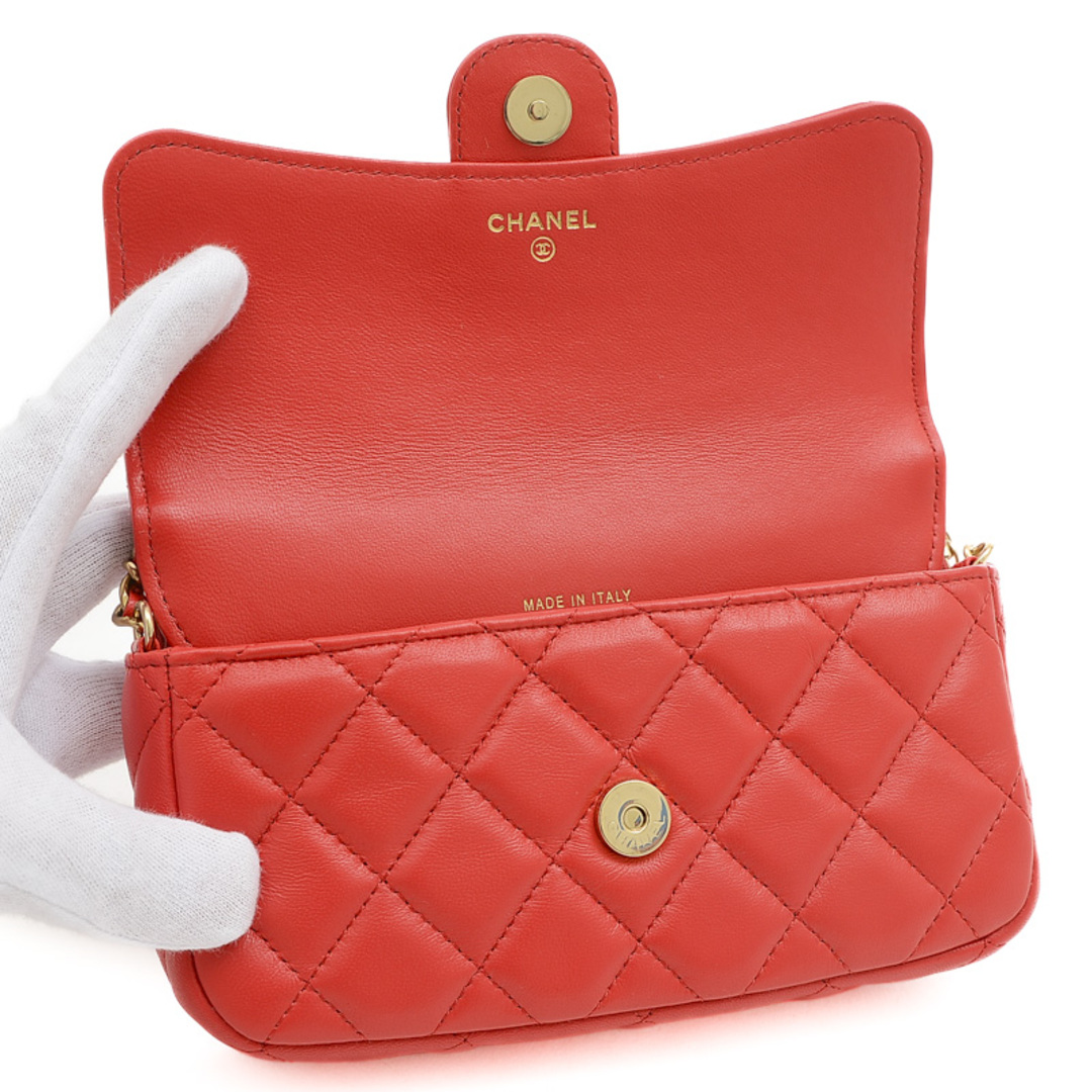 CHANEL(シャネル)のシャネル マトラッセ フォンケース チェーンウォレット ラムスキン レッド ゴー レディースのバッグ(ショルダーバッグ)の商品写真