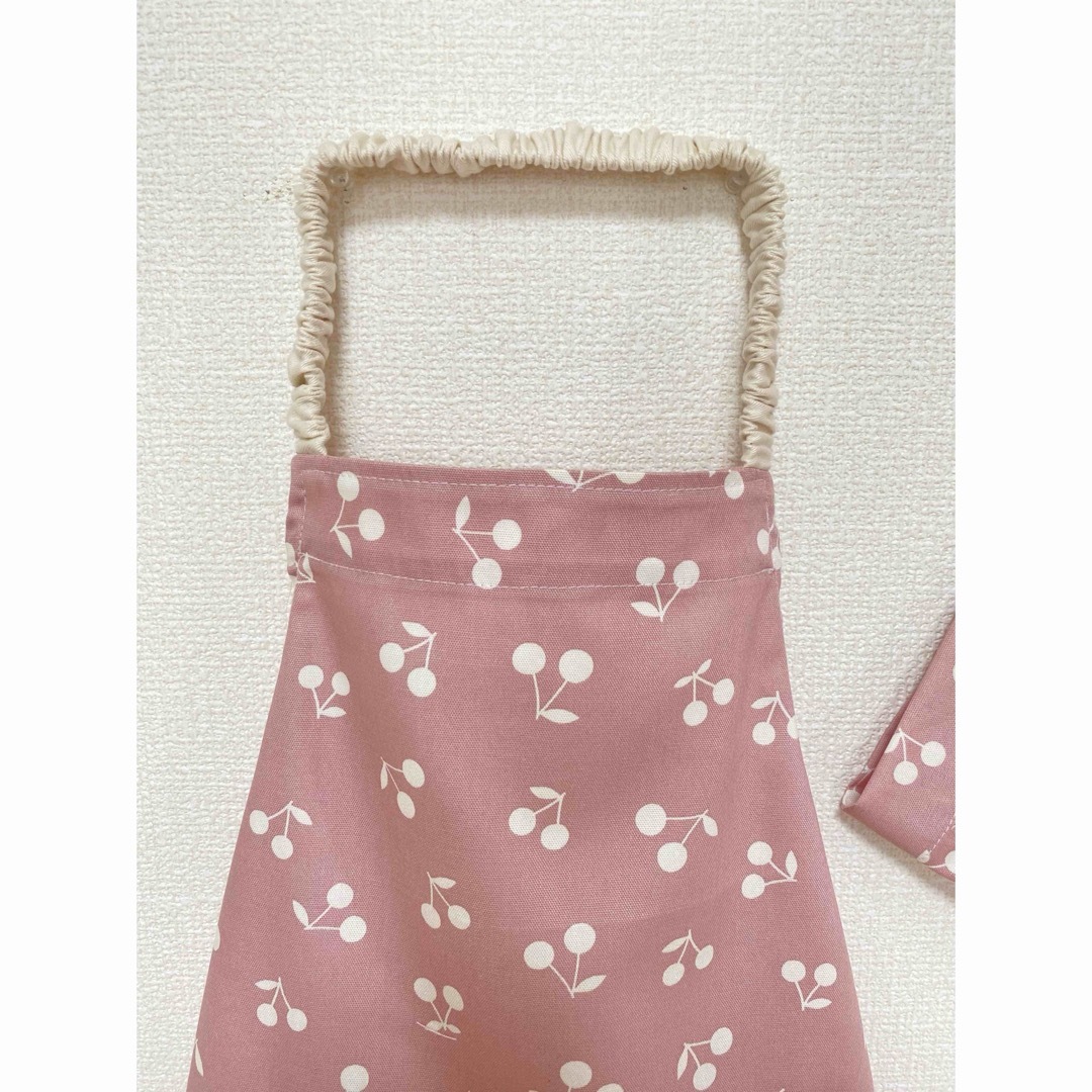 子どもエプロン　キッズエプロン三角巾セット　ハンドメイド　さくらんぼ　ピンク ハンドメイドのキッズ/ベビー(その他)の商品写真