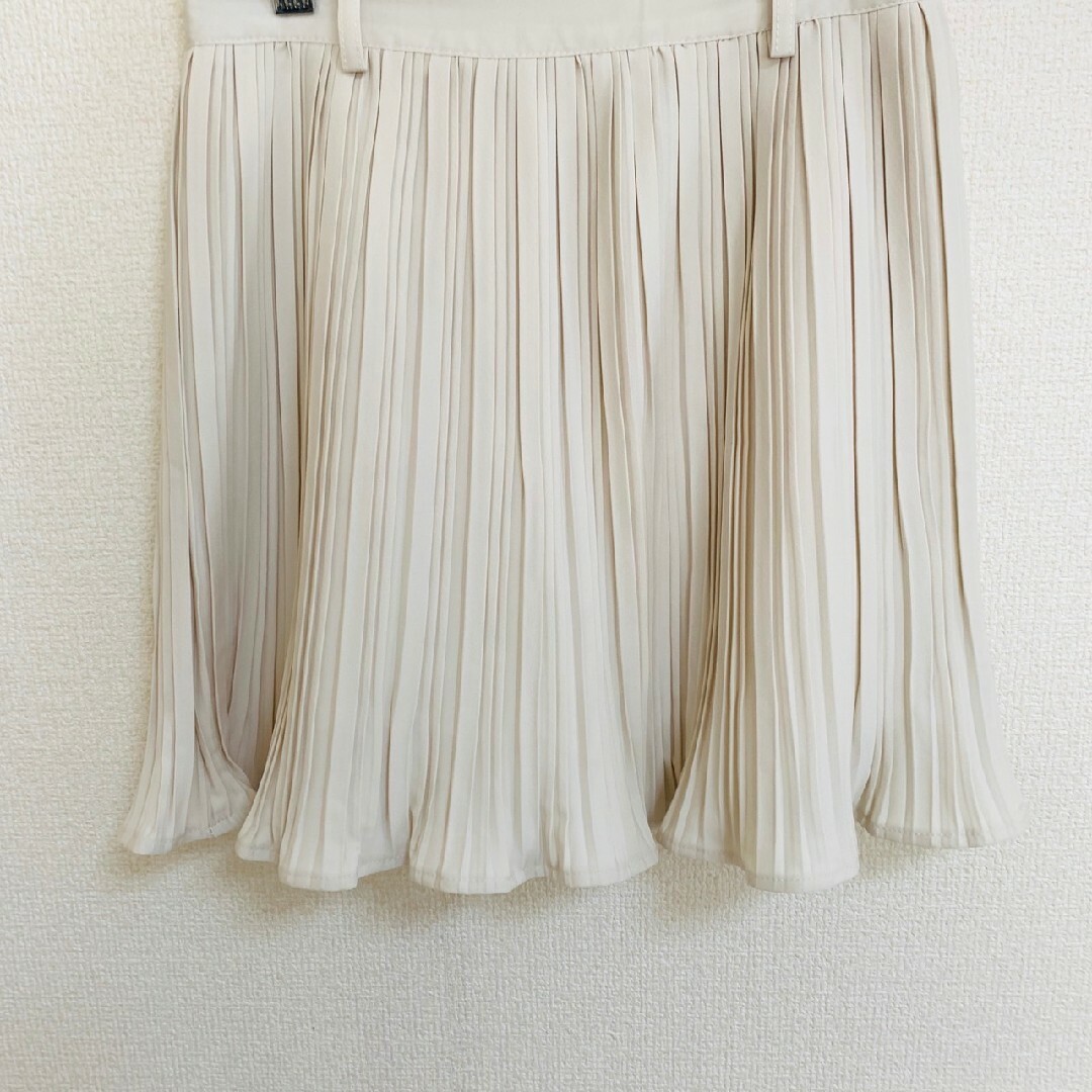 GRL(グレイル)のグレイル　スカートパンツ　M　ベージュ　プリーツ　きれいめ　ポリ　ミニ丈 レディースのパンツ(キュロット)の商品写真