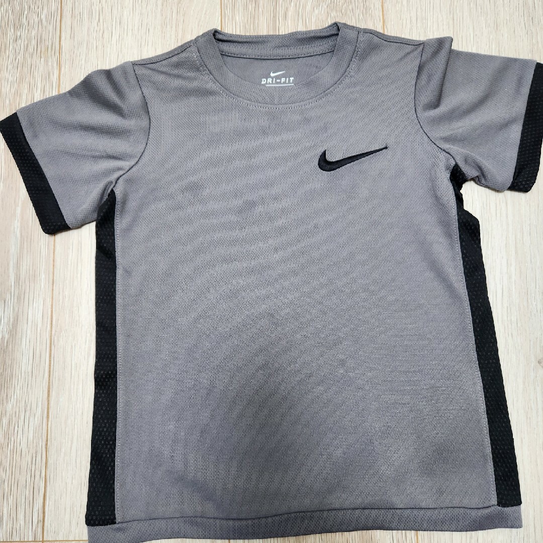 NIKE(ナイキ)の子供服 キッズ Tシャツ　NIKE 104-110cm キッズ/ベビー/マタニティのキッズ服女の子用(90cm~)(Tシャツ/カットソー)の商品写真