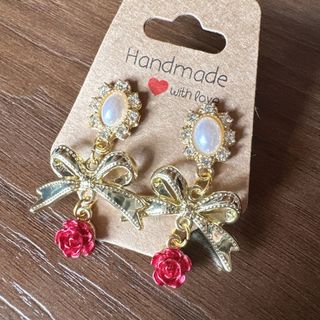 ハンドメイド　ピアス　ゴールドチャーム　パール　薔薇　リボン(ピアス)