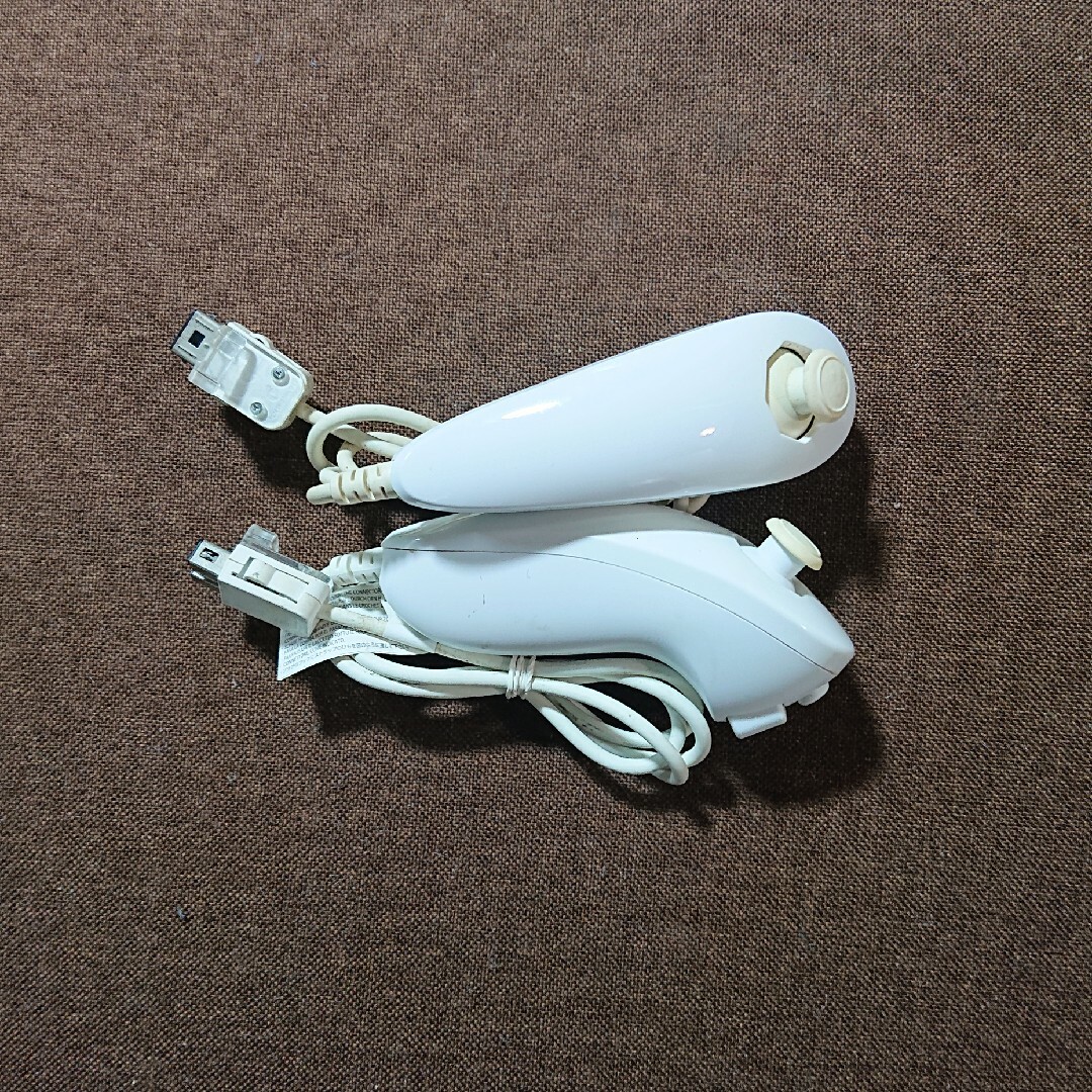Wii(ウィー)のWii WiiU ヌンチャク 白 ホワイト 2個セット ニンテンドー純正品 エンタメ/ホビーのゲームソフト/ゲーム機本体(家庭用ゲーム機本体)の商品写真