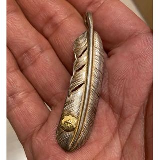 goro's - ゴローズ 良品 銀爪小金メタル付特大フェザー右 現行穴の通販 goro's - ゴローズ 良品 銀爪小金メタル付特大フェザー右 現行穴の通販