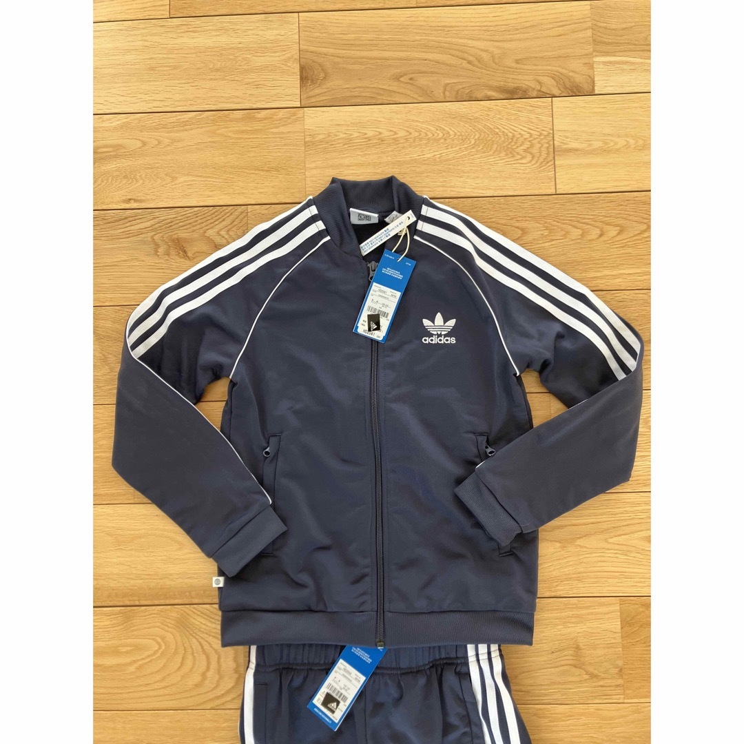 adidas(アディダス)のアディダス　ジャージ上下　キッズ　140 キッズ/ベビー/マタニティのキッズ服男の子用(90cm~)(Tシャツ/カットソー)の商品写真