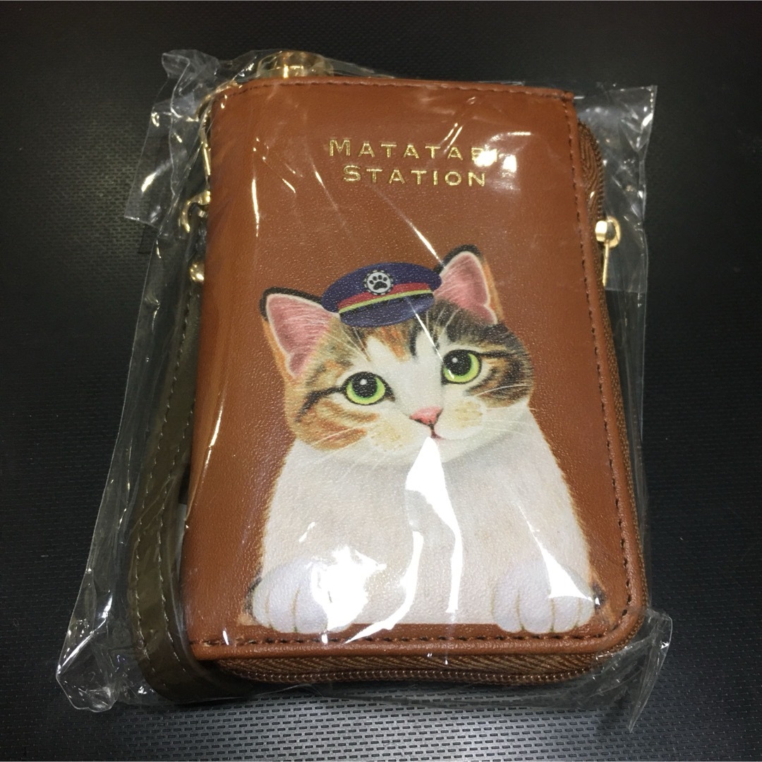 FELISSIMO(フェリシモ)の猫の駅員さんパスケース　三毛　新品　フェリシモ猫部 レディースのファッション小物(パスケース/IDカードホルダー)の商品写真