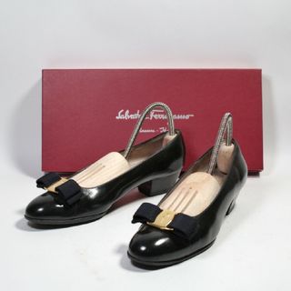 サルヴァトーレフェラガモ(Salvatore Ferragamo)の【美品】フェラガモ エナメル ヴァラ ブラック(ハイヒール/パンプス)