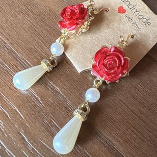 ハンドメイド　ピアス　ゴールド　薔薇チャーム　パール(ピアス)