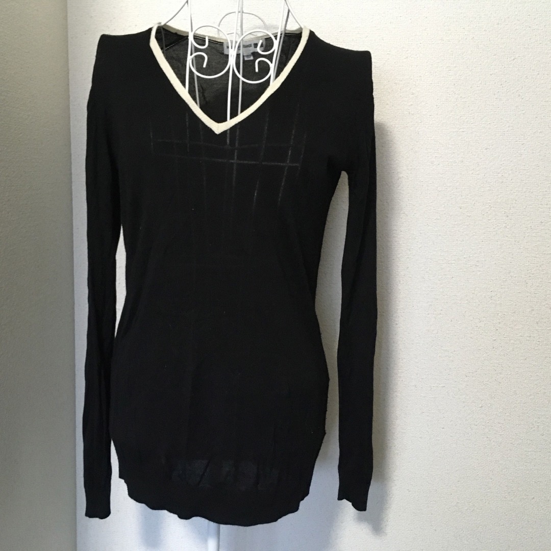 UNIQLO(ユニクロ)のユニクロイネス　vネックセーター　黒　美品 レディースのトップス(ニット/セーター)の商品写真
