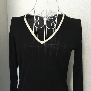ユニクロ(UNIQLO)のユニクロイネス　vネックセーター　黒　美品(ニット/セーター)