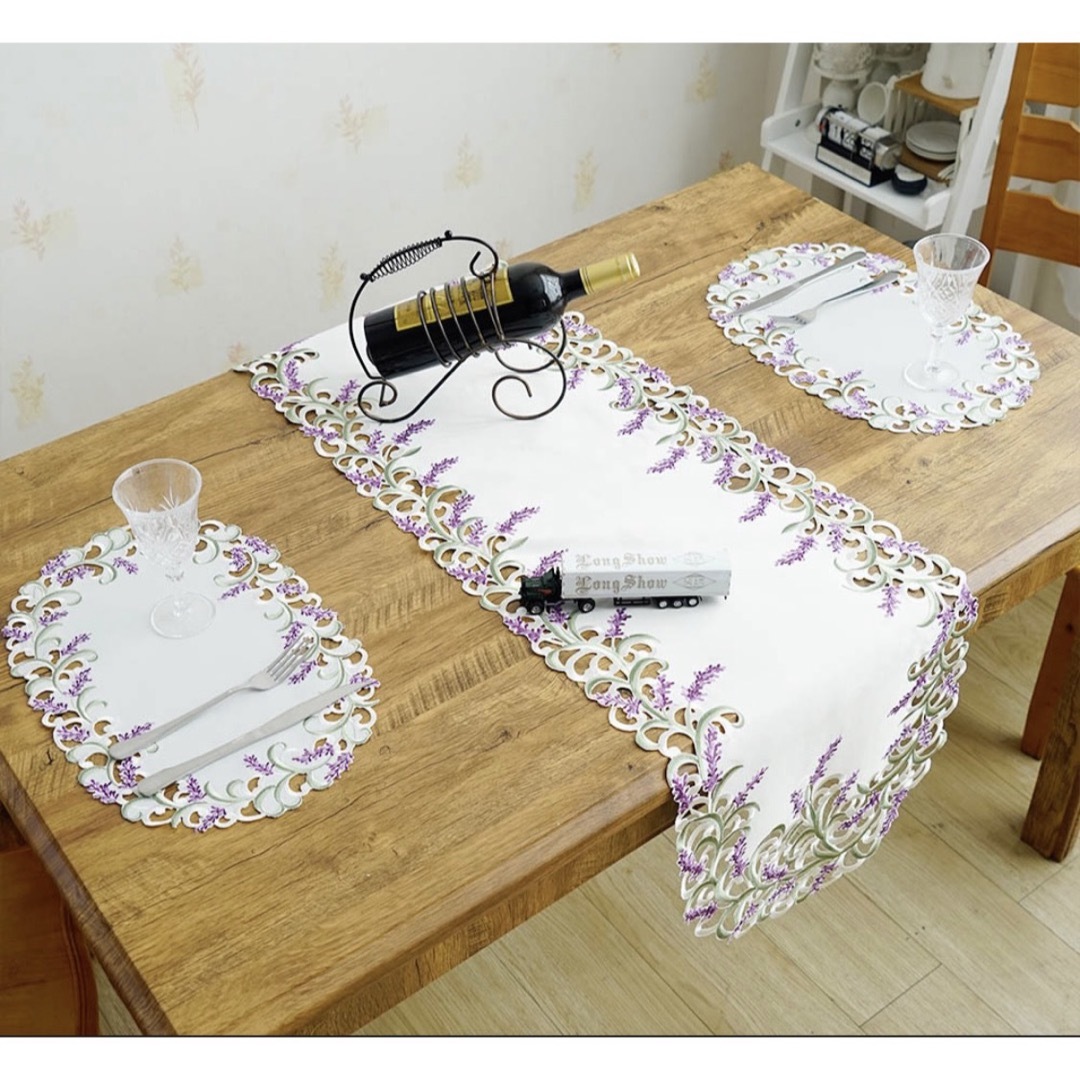 テーブルセンター テーブルランナー 白 ラベンダー柄 刺繍 40×90cm インテリア/住まい/日用品のキッチン/食器(テーブル用品)の商品写真
