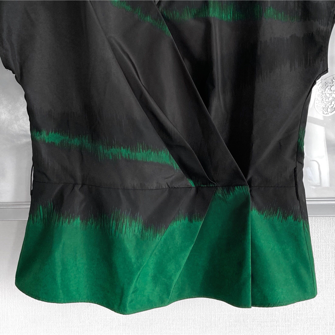 Modify(モディファイ)の新品 ブラウス ペプラム フレンチスリーブ ブラック グリーン グレー 黒 緑 レディースのトップス(シャツ/ブラウス(半袖/袖なし))の商品写真