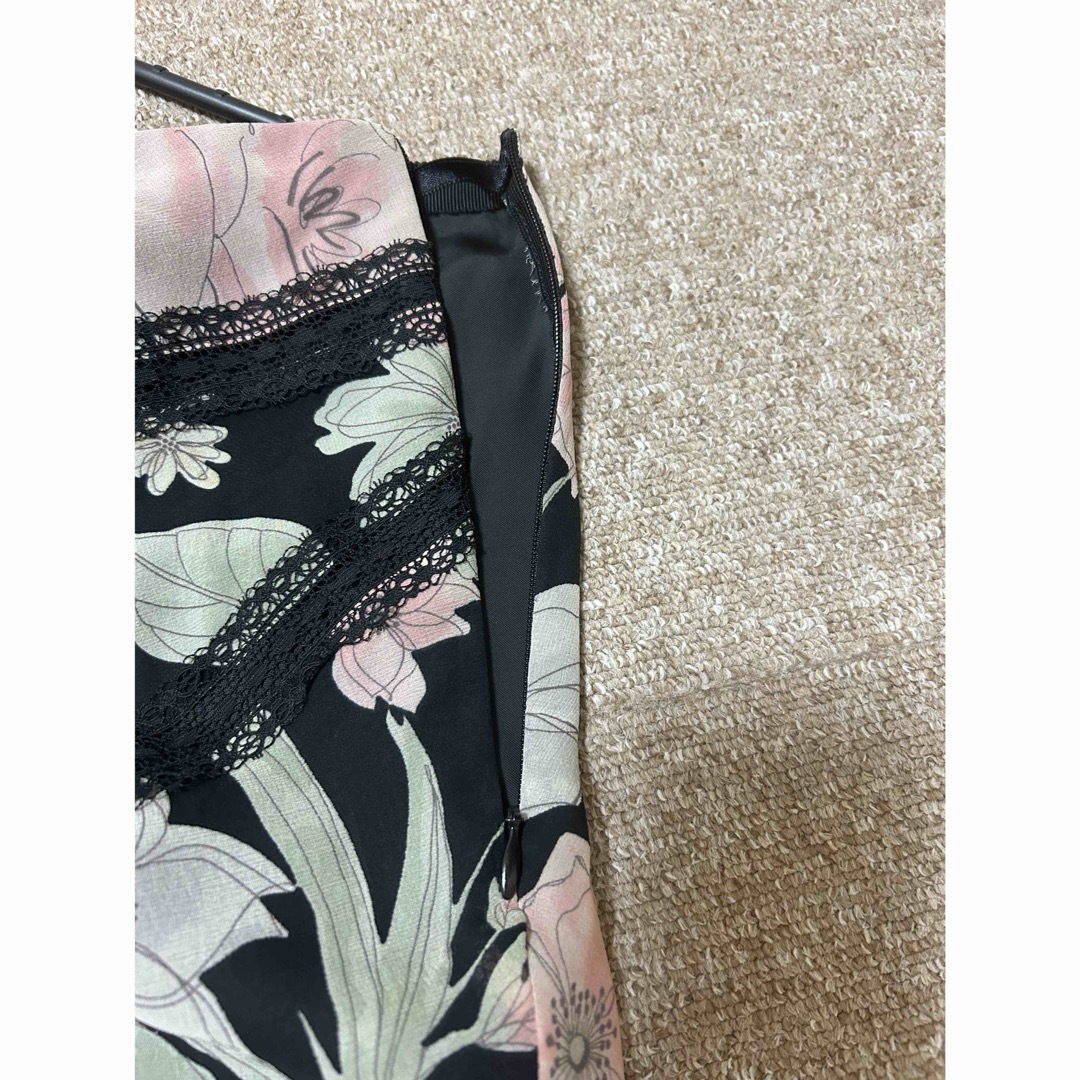 STRAWBERRY-FIELDS(ストロベリーフィールズ)の綺麗目花柄　上品膝下丈スカート　シルク素材　ストロベリーフィールズ素材 レディースのワンピース(ひざ丈ワンピース)の商品写真