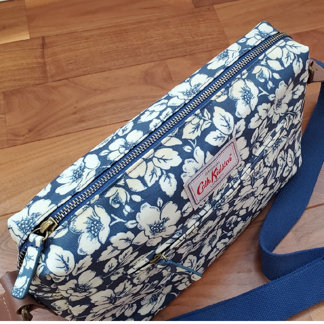 Cath Kidston(キャスキッドソン)のキャス・キッドソン　Cath Kidston　花柄ショルダーバッグ レディースのバッグ(ショルダーバッグ)の商品写真