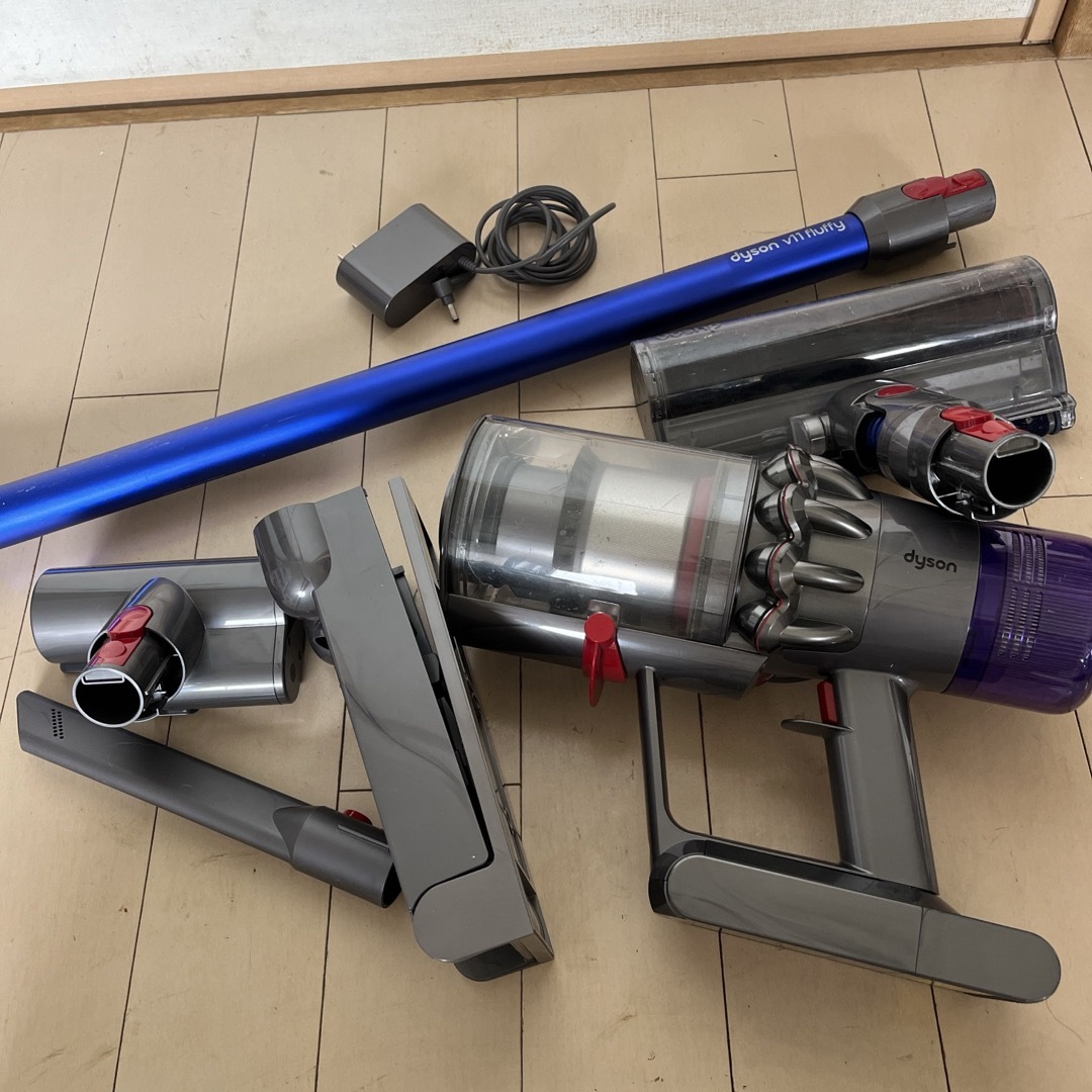 Dyson(ダイソン)の【ジャンク品】dyson v11 fluffy スマホ/家電/カメラの生活家電(掃除機)の商品写真